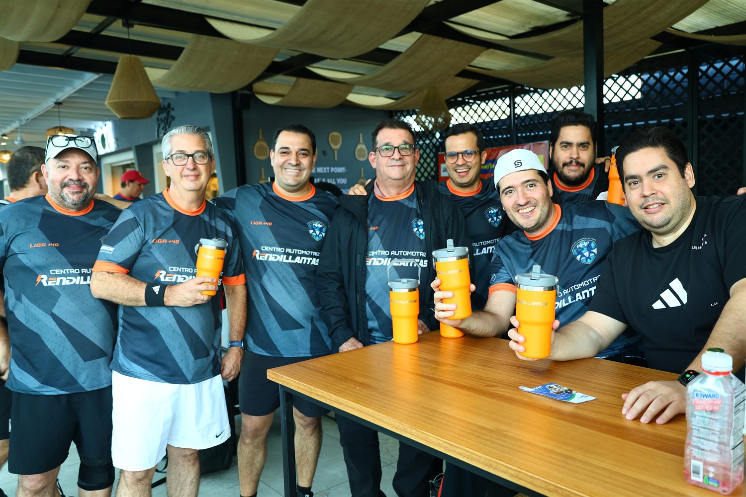 Jugadores de la AHP compartiendo tras los partidos