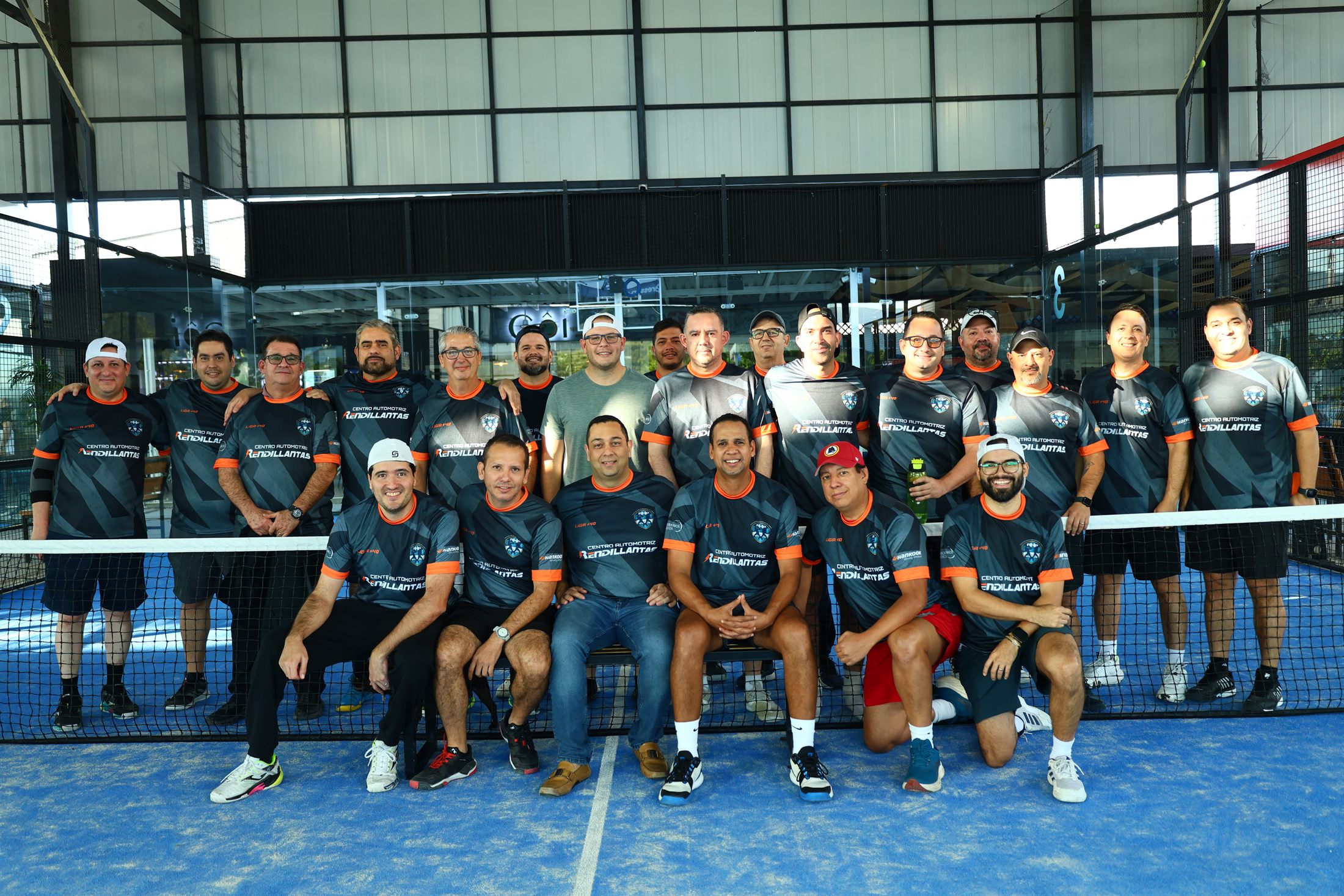 La comunidad de la Asociación Hondureña de Pádel reunida en cancha