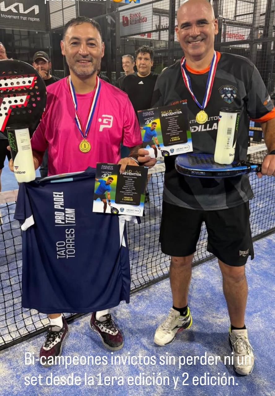 Campeones de la 2ª Edición con sus trofeos
